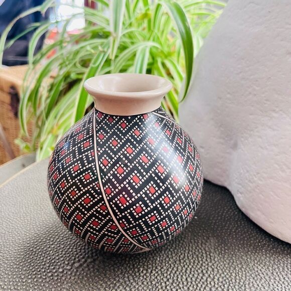 Mata Ortiz Pottery | Handmade Painted and Etched small vase by Tati Ortiz - Picture 1 of 7